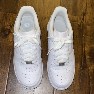 ALL WHITE NIKE AIR FORCE ONCES